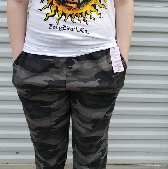 Wild Fable - Women's High-Rise Fleece Sweatpants - Size Medium Color Green Camo - Picture 2 of 8